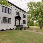 Bohemian Retreat Sleeps 6, Two Miles From Broadway!