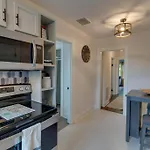 Bohemian Retreat Sleeps 6, Two Miles From Broadway!