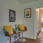 Bohemian Retreat Sleeps 6, Two Miles From Broadway!