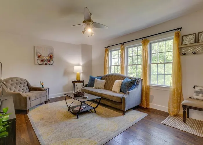Bohemian Retreat Sleeps 6, Two Miles From Broadway!