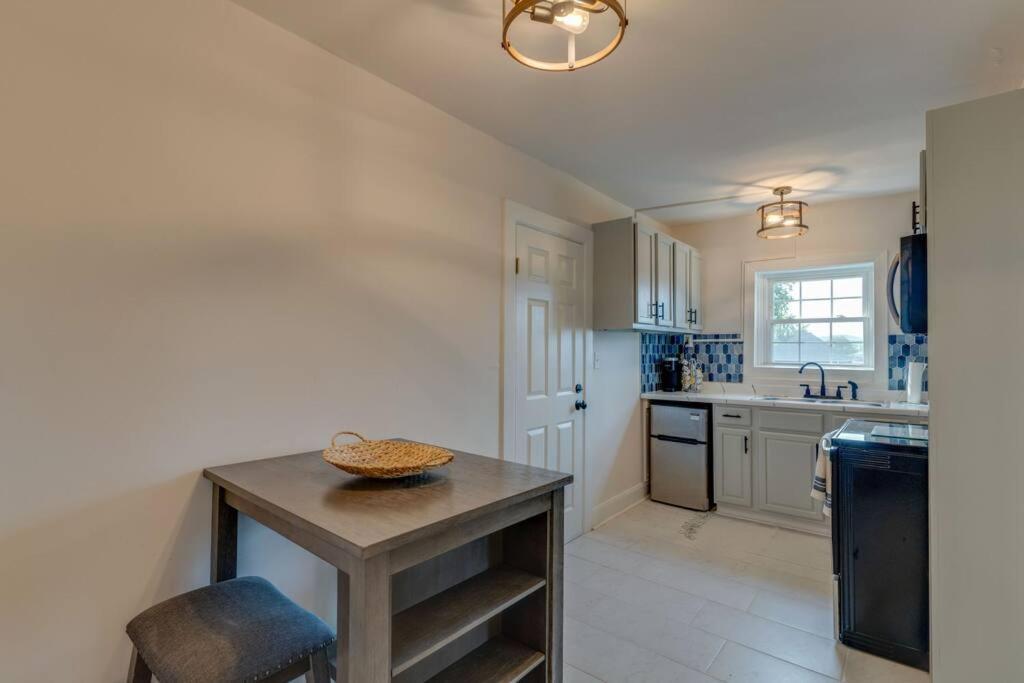 Bohemian Retreat Sleeps 6, Two Miles From Broadway! Nashville