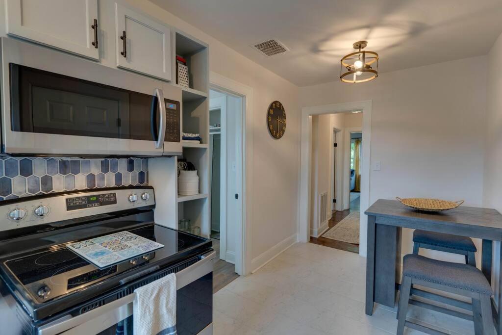 Bohemian Retreat Sleeps 6, Two Miles From Broadway! Apartment *