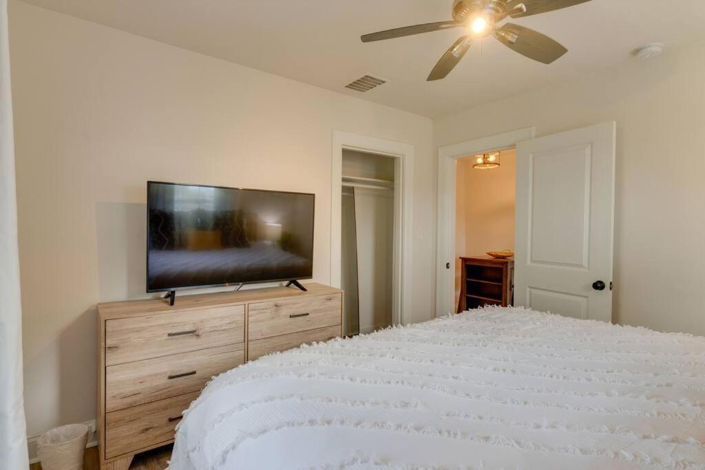Bohemian Retreat Sleeps 6, Two Miles From Broadway!