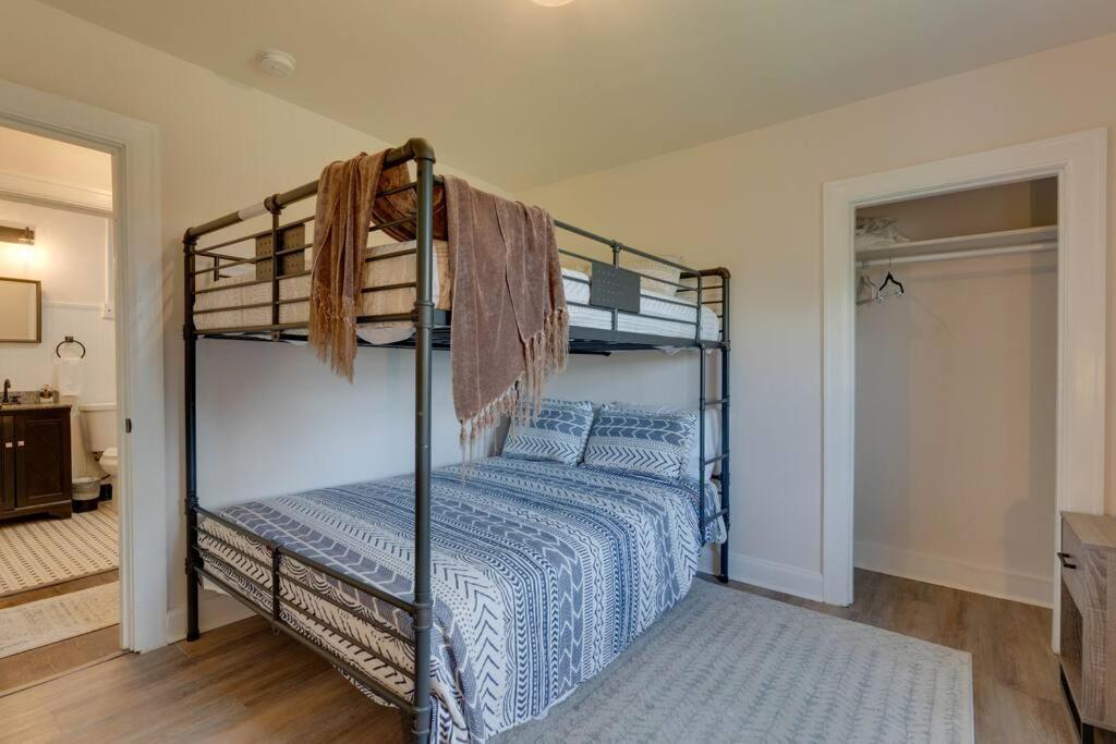 Bohemian Retreat Sleeps 6, Two Miles From Broadway! Apartment