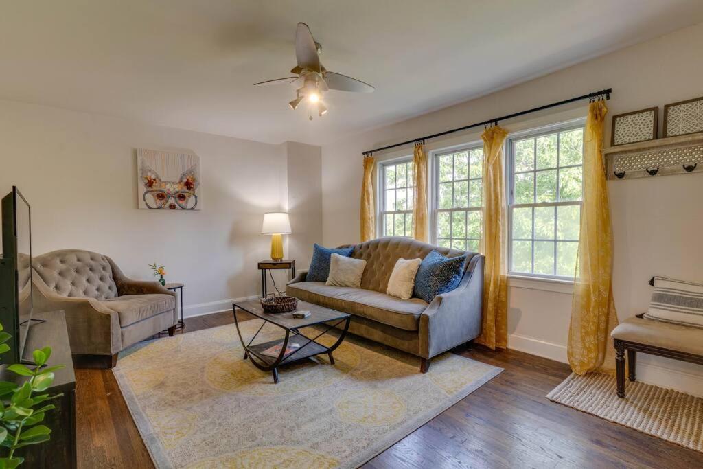 Bohemian Retreat Sleeps 6, Two Miles From Broadway!