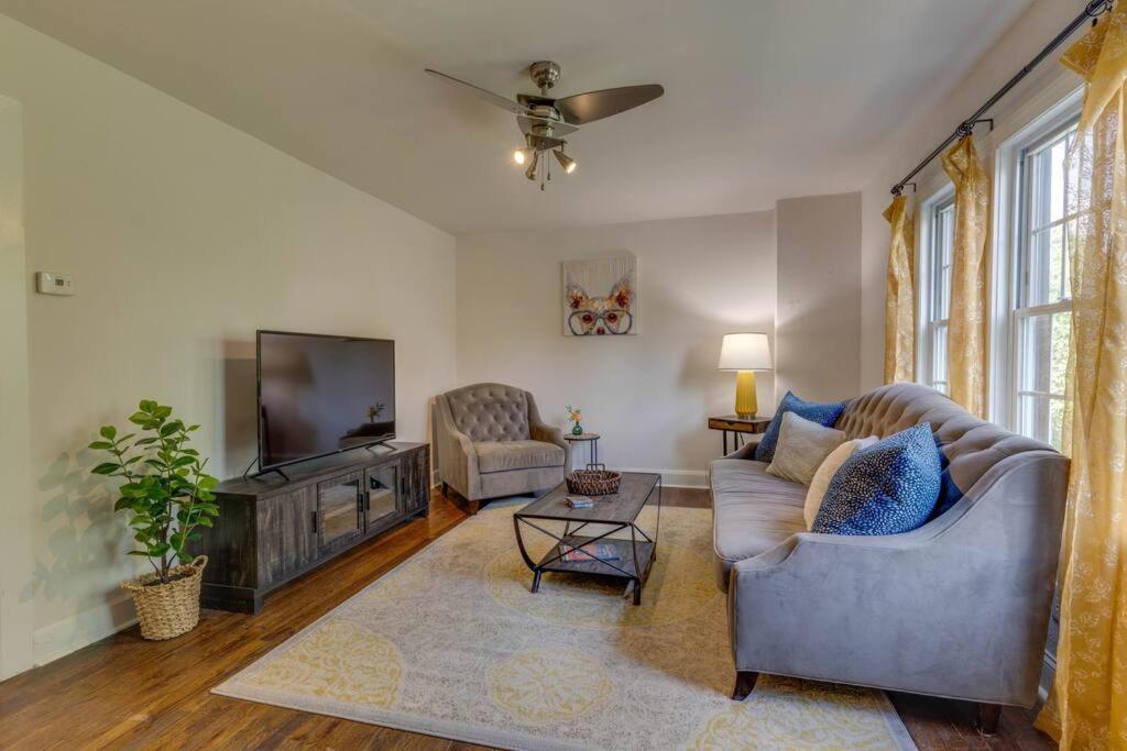 Bohemian Retreat Sleeps 6, Two Miles From Broadway! Apartment *