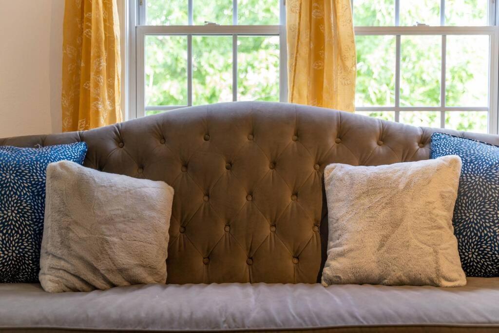 Bohemian Retreat Sleeps 6, Two Miles From Broadway! Apartment