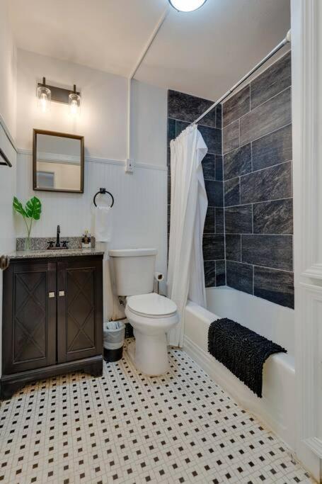 Bohemian Retreat Sleeps 6, Two Miles From Broadway!